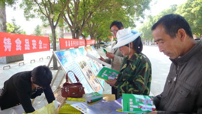 彭陽縣食藥監局組織餐飲企業開展食品安全宣傳活動，筑牢餐飲服務安全防線